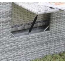 Vue détaillée d''un meuble de jardin avec espace de rangement sous l''assise