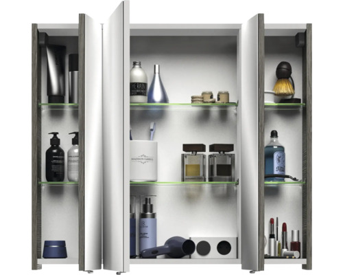 Offener Spiegelschrank mit diversen Badutensilien auf Glasböden