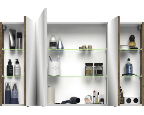 Armoire de toilette avec trois portes et plusieurs étagères en verre avec des accessoires de salle de bain