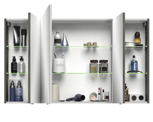 Spiegelschrank mit offenen Türen und Badartikeln auf Glasablagen
