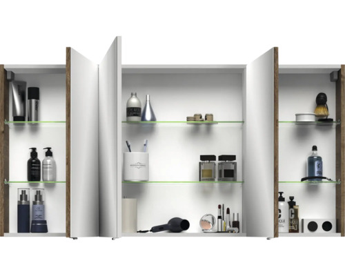 Offener Spiegelschrank mit mehreren Glasablagen und verschiedenen Badartikeln