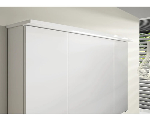 Armoire blanche avec éclairage