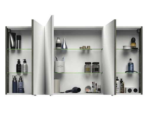 Armoire de toilette ouverte avec étagères en verre et divers articles de salle de bain
