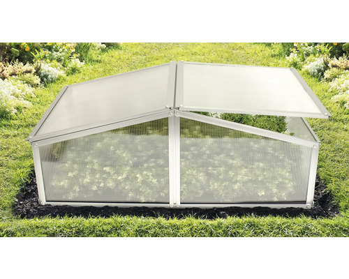 Gewächshaus Frühbeet aus Kunststoff mit einer geöffneten Klappe im Garten.