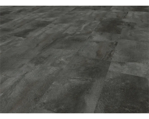 Verlegter Boden mit Fliesen in Steinoptik.