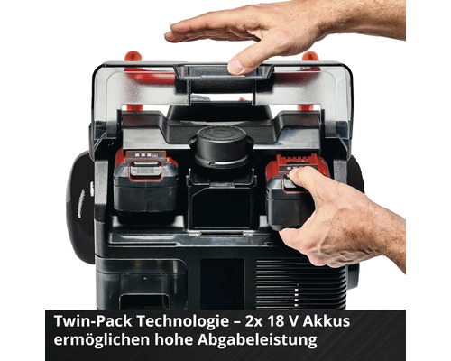 Support de batterie avec deux batteries de 18 volts et mains de l’utilisateur