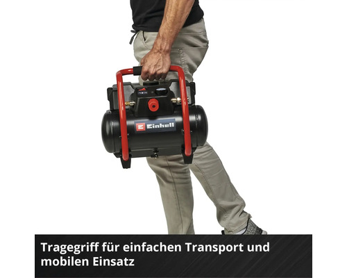Un homme porte un compresseur Einhell avec une poignée de transport