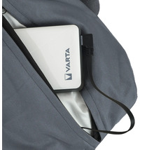 Logo Varta sur une batterie externe dans une poche de veste