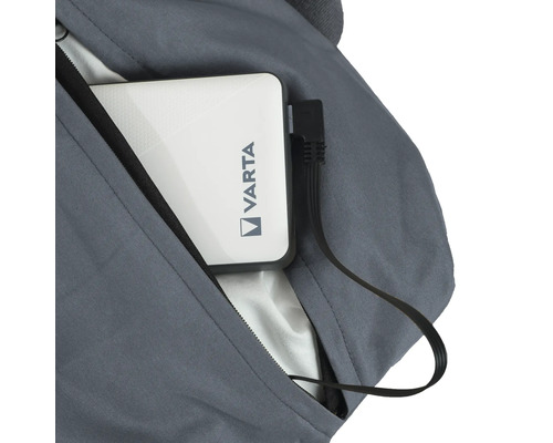 Logo Varta sur une batterie externe dans une poche de veste