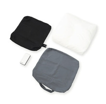 Trois coussins de remplissage en noir, blanc et gris avec pompe