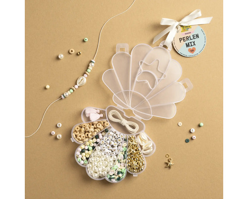Mélange de perles dans une boîte en forme de coquillage avec différentes perles, pendentifs et un cordon pour la fabrication de bijoux