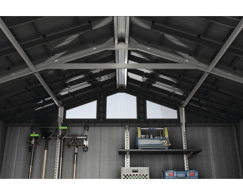 Innenansicht eines Gerätehauses mit Dachfenstern, Regalen und Werkzeughalterungen zur Aufbewahrung