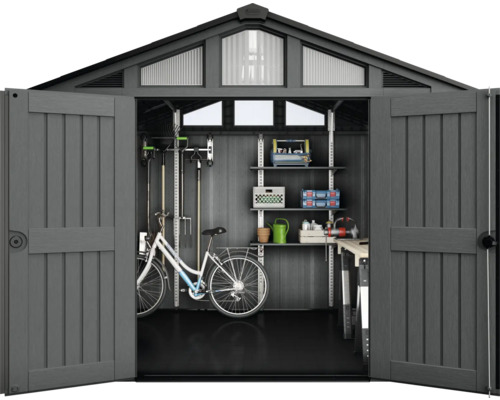 Offener Geräteschuppen mit Fahrrädern und Werkzeugen