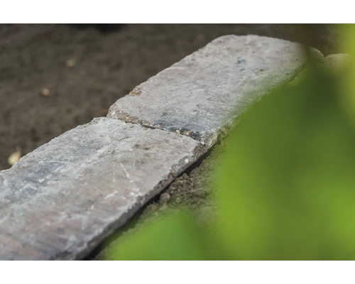 Gros plan de deux pavés gris clair