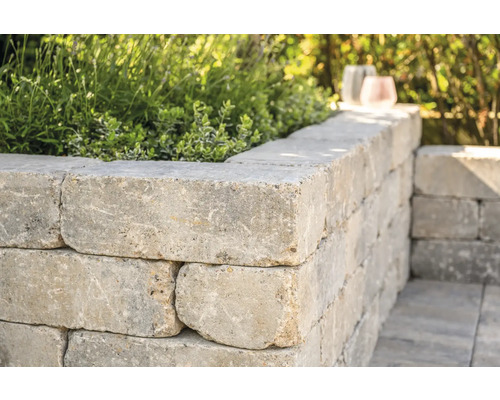 Mur en pierres de béton planté de plantes