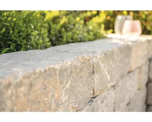 Mur en pierres de béton dans le jardin