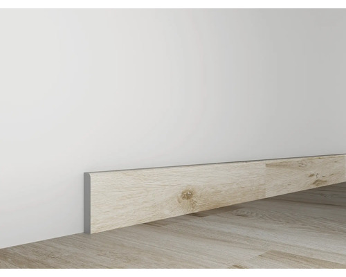 Holzfußleiste zwischen Wand und Holzboden