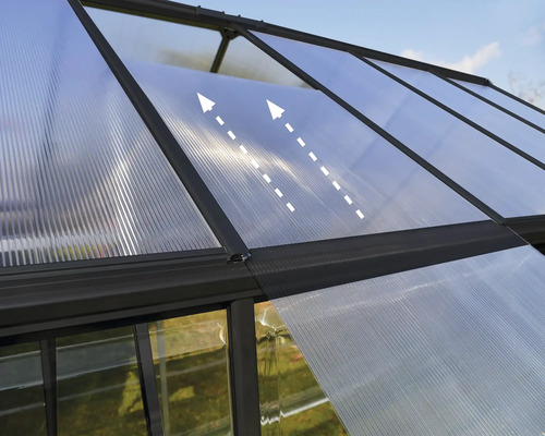 Detailansicht eines Gewächshauses mit Polycarbonatplatten und geöffnetem Fenster zur Belüftung