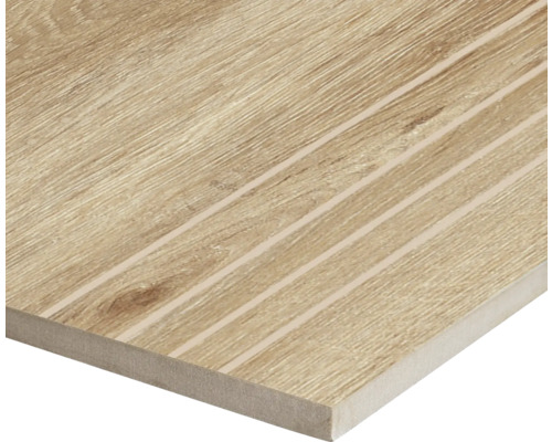 Keramikfliese mit Holzoptik und gerillter Oberfläche