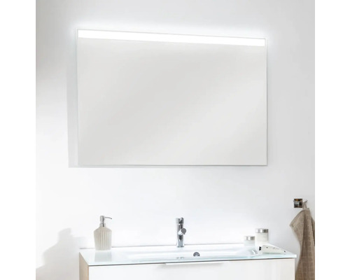Salle de bains avec miroir lumineux au-dessus d''un lavabo