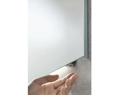 Miroir de salle de bain rectangulaire avec éclairage LED et main dans l''image