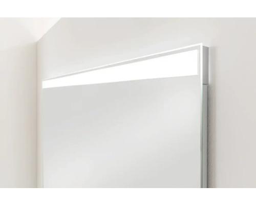 Miroir de salle de bain éclairé au mur