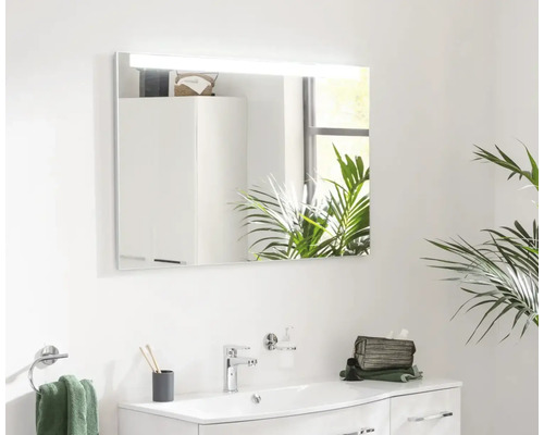 Salle de bain moderne avec armoire de toilette, lavabo et robinetterie