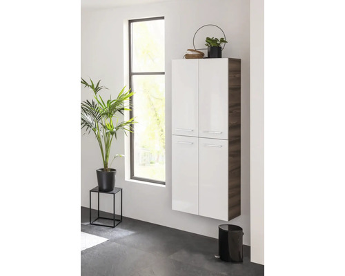 Salle de bains moderne avec armoire suspendue brillante, plante d''intérieur et poubelle