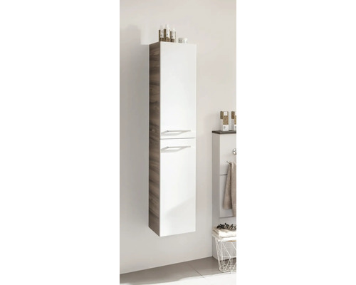 Scène de salle de bains avec une armoire suspendue blanche et couleur bois.