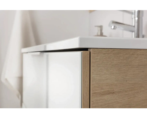 Detailansicht eines Badezimmer-Waschtischunterschranks mit Schubladen und Waschtisch