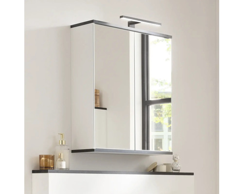 Badezimmer mit Spiegelschrank und Beleuchtung