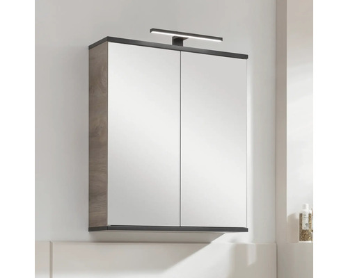 Spiegelschrank mit Beleuchtung im Badezimmer