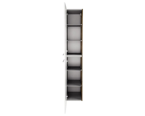 Armoire haute étroite ouverte avec plusieurs étagères.