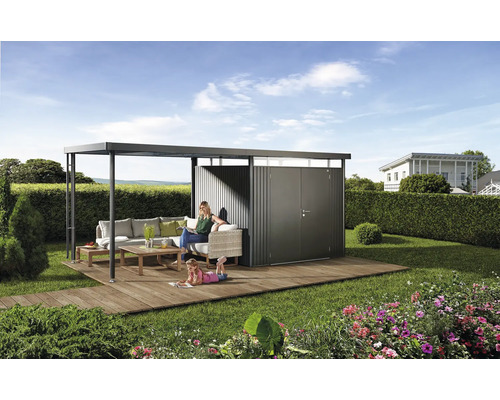 Szene mit Gartenhaus, Terrasse und Sitzgruppe im Garten