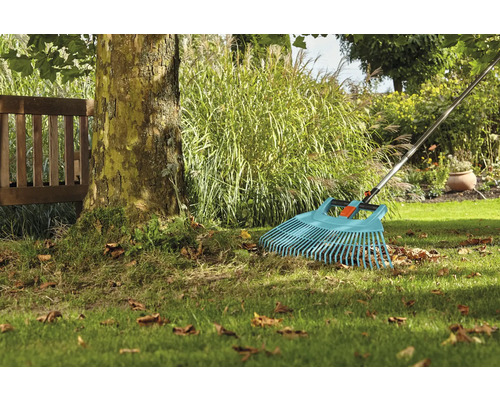 Râteau à feuilles utilisé pour enlever les feuilles mortes dans le jardin.