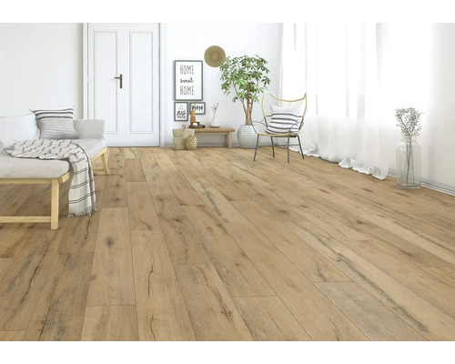 Pièce à vivre claire avec plancher en bois à l''aspect planches