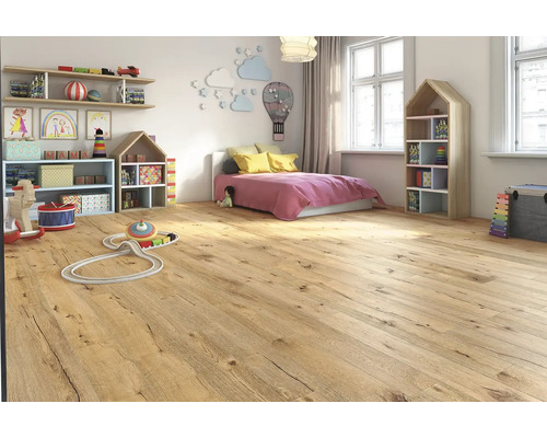 Chambre d''enfant avec plancher en bois, jouets, étagères et un lit.