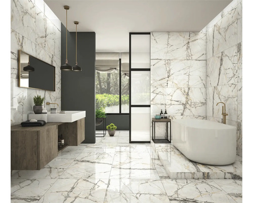 Helles Badezimmer mit Marmorfliesen an Boden und Wänden, Badewanne und Waschtisch