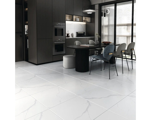 Cuisine moderne et lumineuse avec carrelage en marbre blanc, table à manger et kitchenette