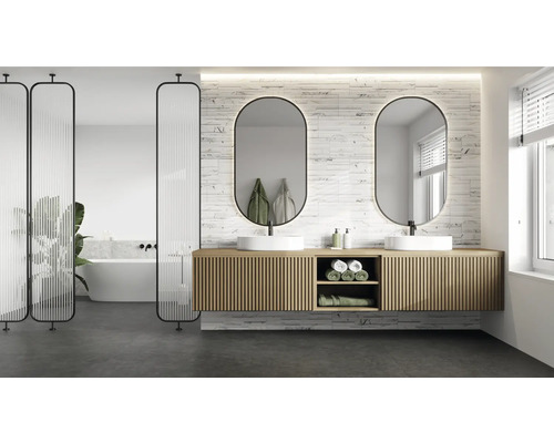 Salle de bains moderne avec meuble-lavabo double vasque, miroirs et séparateur de pièce