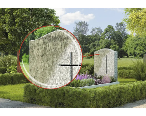 Pierre tombale avec croix dans un environnement semblable à un parc