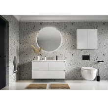 Modernes Badezimmer mit Waschtisch, Spiegel, Schrank und Toilette vor gemusterter Wand