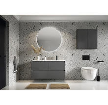 Salle de bains moderne avec meuble sous-vasque, miroir avec éclairage et WC suspendu.