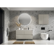 Modernes Badezimmer mit Waschtisch, beleuchtetem Spiegel, Hängeschrank und WC vor einer Wand mit Steinmuster