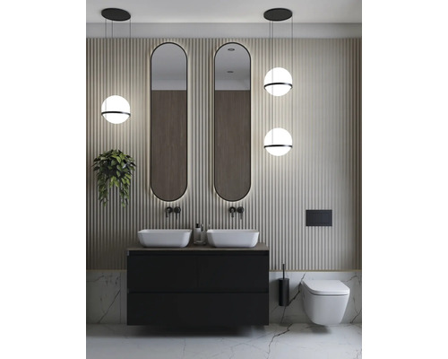 Modernes Badezimmer mit Doppelwaschtisch, zwei Spiegeln, Wandtoilette und Pendelleuchten.