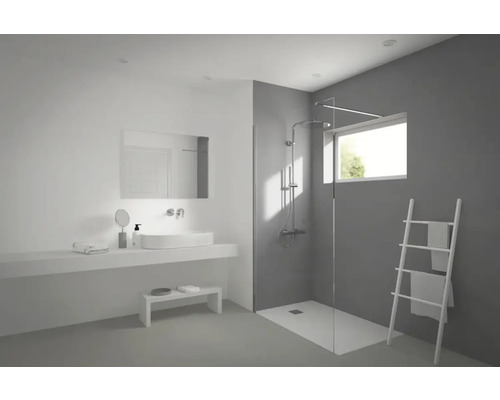 Helles Badezimmer mit Dusche, Waschtisch und Handtuchleiter