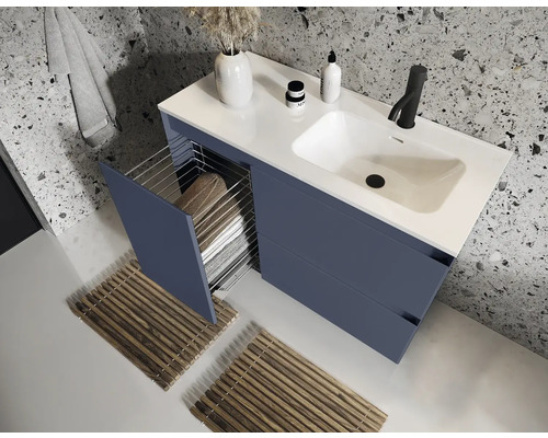 Modernes Badezimmer mit Waschtischunterschrank, Handtuchhalter und Ablagefläche