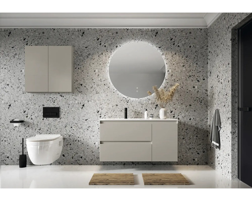 Modernes Badezimmer mit Waschtisch, Spiegelschrank, Toilette und runden Spiegel mit Beleuchtung vor gemusterter Wand