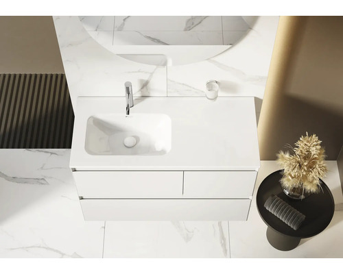 Badezimmer mit Waschbeckenunterschrank, Armatur und Spiegel