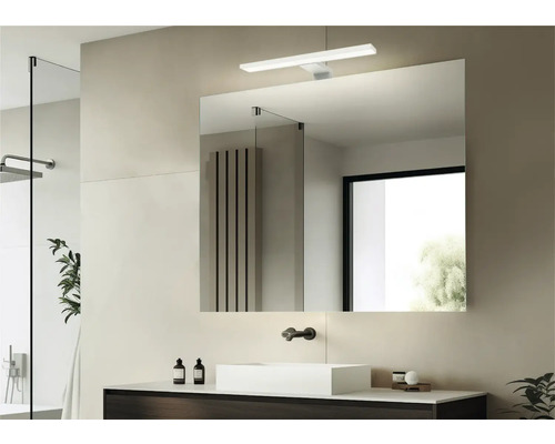 Salle de bains moderne avec miroir, lavabo et éclairage